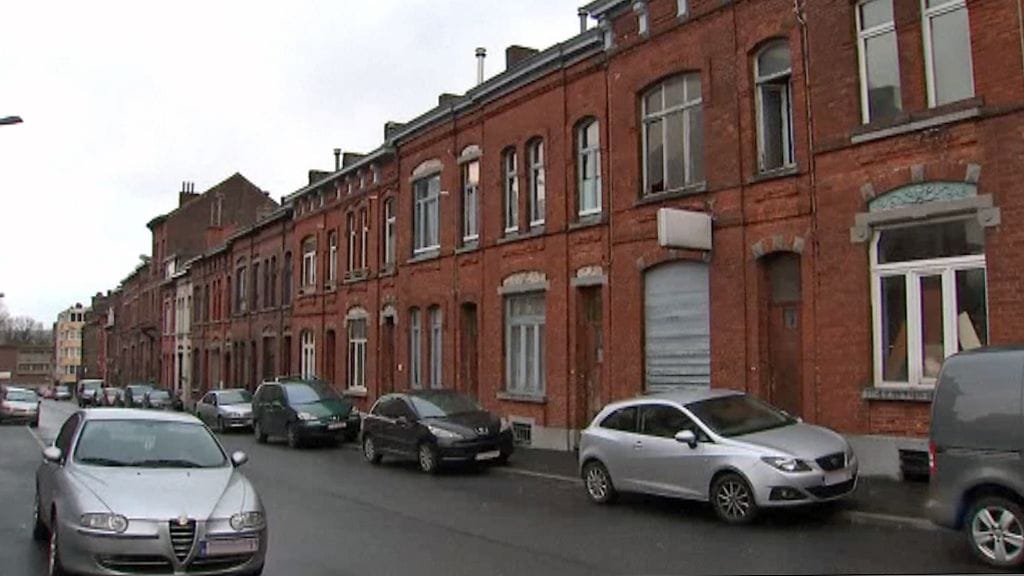 Näkymä Belgian Charleroissa kadulta, jonka varrelta poliisi on löytänyt Pariisin terrori-iskuista epäiltyjen käyttämän asunnon.