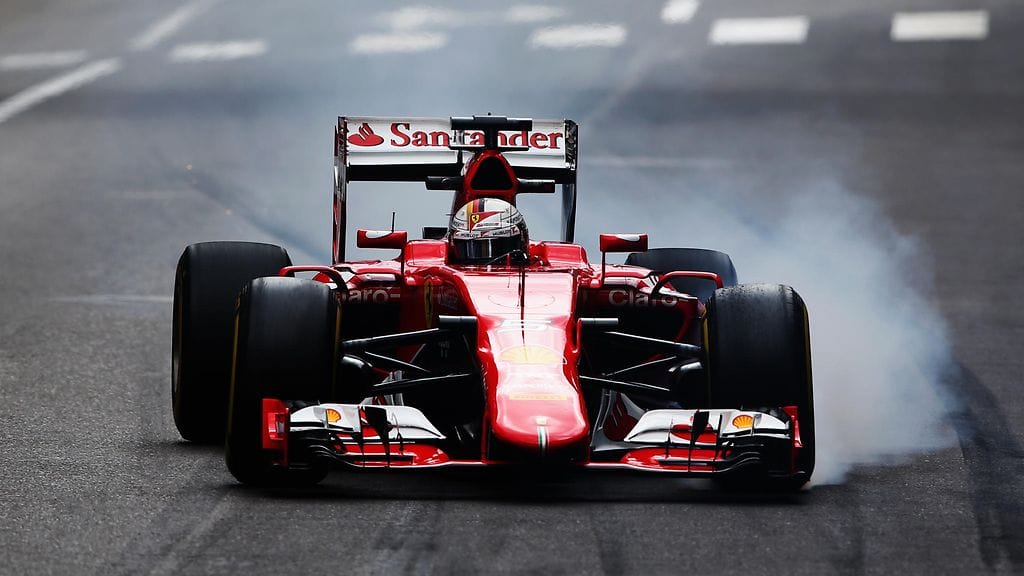 Ferrarin Sebastian Vettel jarruttaa Monacossa.