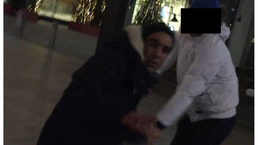 Poliisin julkaisema kuva uudenvuoden yöltä ryöstäjästä ja tämän kaverista Ravintola Teatterin edessä Helsingissä. Valkotakkinen kaveri yritti ryöstön uhrien mukaan rauhoitella ryöstäjää.