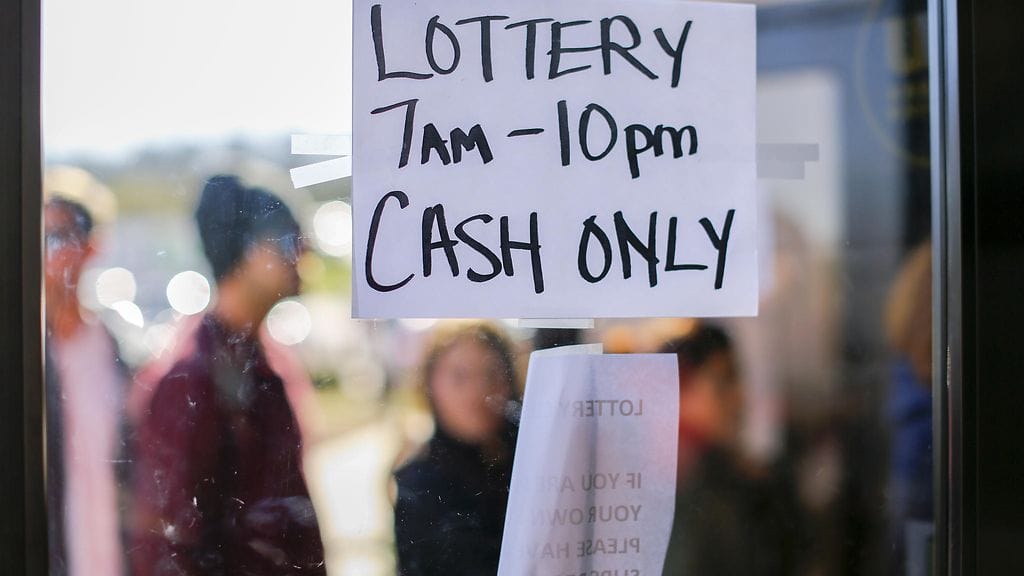 Powerball-loton kuponkeja on saavuttu jonottamaan Yhdysvaltoihin myös rajan yli sekä Meksikosta että Kanadasta.