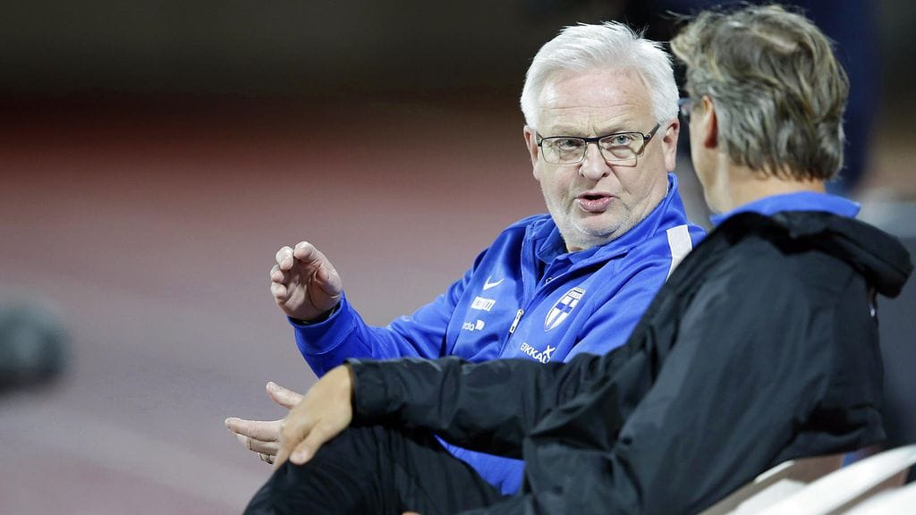 Päävalmentaja Hans Backe ja apuvalmentaja Markku Kanerva kävivät keskusteluja Islanti-pelin aikana.
