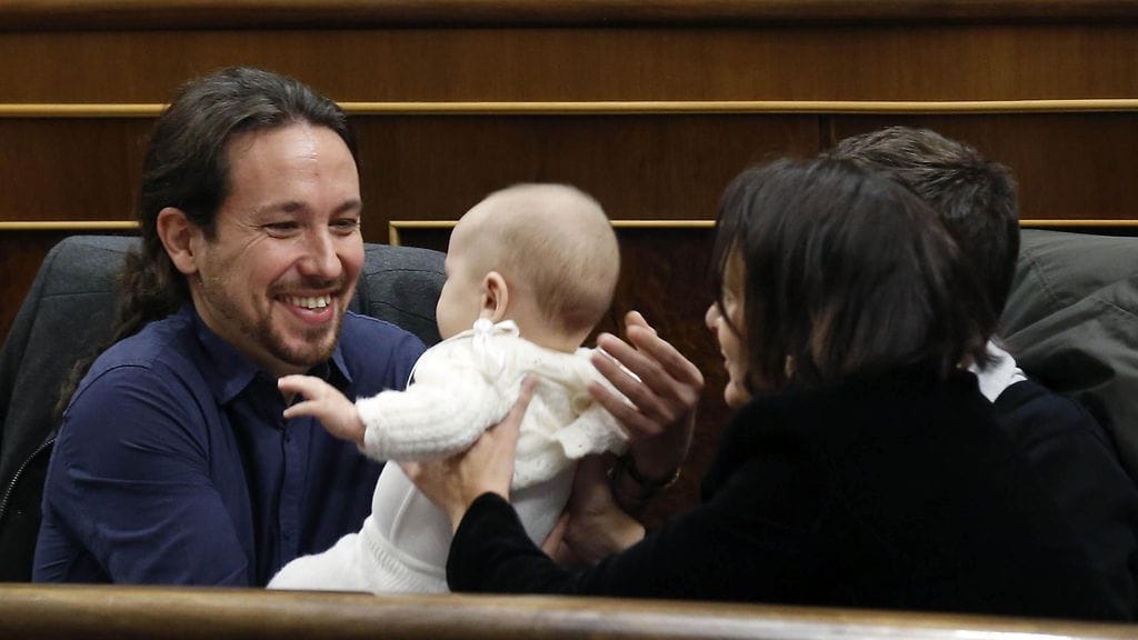 Parlamenttiedustaja Carolina Bescansan vauva varasti huomion  Espanjan parlamentin ensimmäisessä istunnossa 13. tammikuuta 2016.