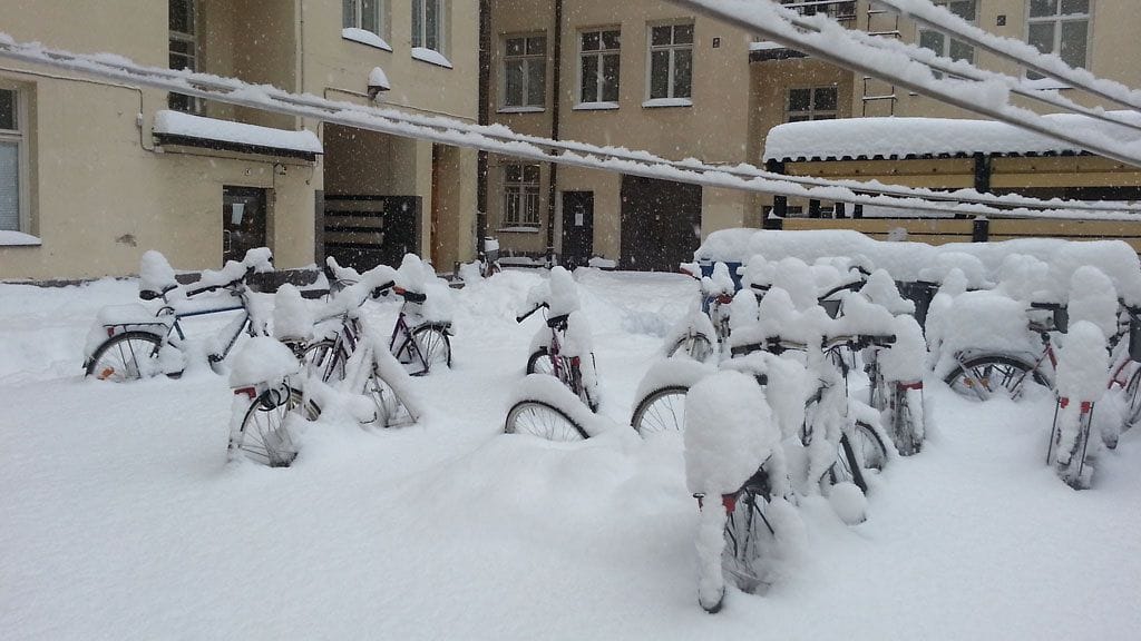Viime päivien lumisade on peittänyt polkupyörät Helsingissä 13.1.2015. Kuva: Seija Linden