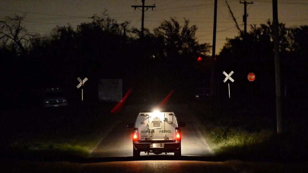 Yhdysvaltojen rajavartioston viranomainen ajamassa autolla Teksasissa lähellä rajaa 19.3.2014.