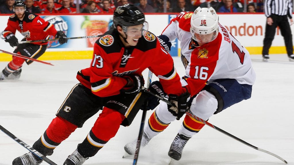 Johnny Gaudreau ja Aleksander Barkov väännössä.