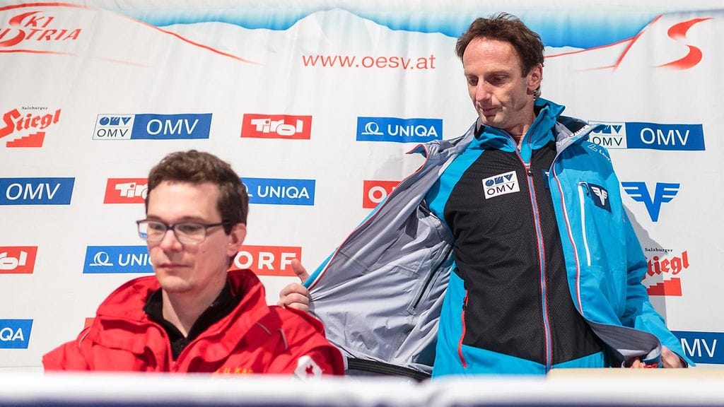 Tohtori Ulf Karner (vas.) ja Itävallan päävalmentaja Heinz Kuttin kertoivat Müllerin tilanteesta.