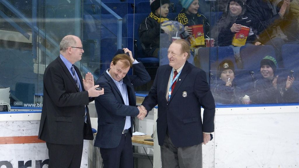 Martin Saarikangas (oik.) on pitkän linjan kiekkovaikuttaja. Nyt hän yrittää pelastaa Bluesia.