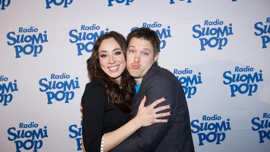 Anni Hautala ja Juha Perälä juontavat Aamulypsyä yhdessä Jaajo Linnonmaan kanssa. Kuva joulukuulta 2012.