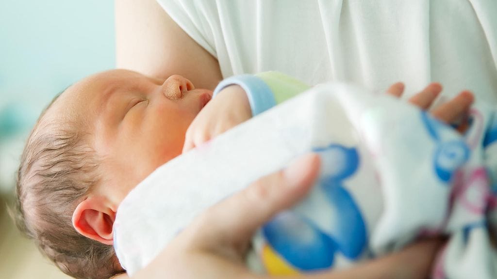 Terveyden ja hyvinvoinnin laitoksen suositusten mukaan vauvaa voi imetyksen ohessa totuttaa kiinteisiin ruokiin jo nelikuisena.