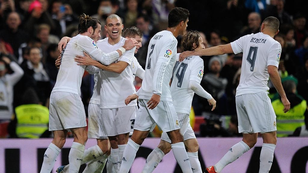 Real Madrid (joukkueen pelaajia kuvassa) on La Ligassa kolmantena, Atletico on sarjakärjessä.