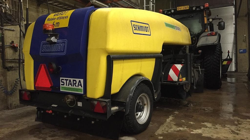 Laite, jolla Granlux-ainetta ruiskutetaan tielle.