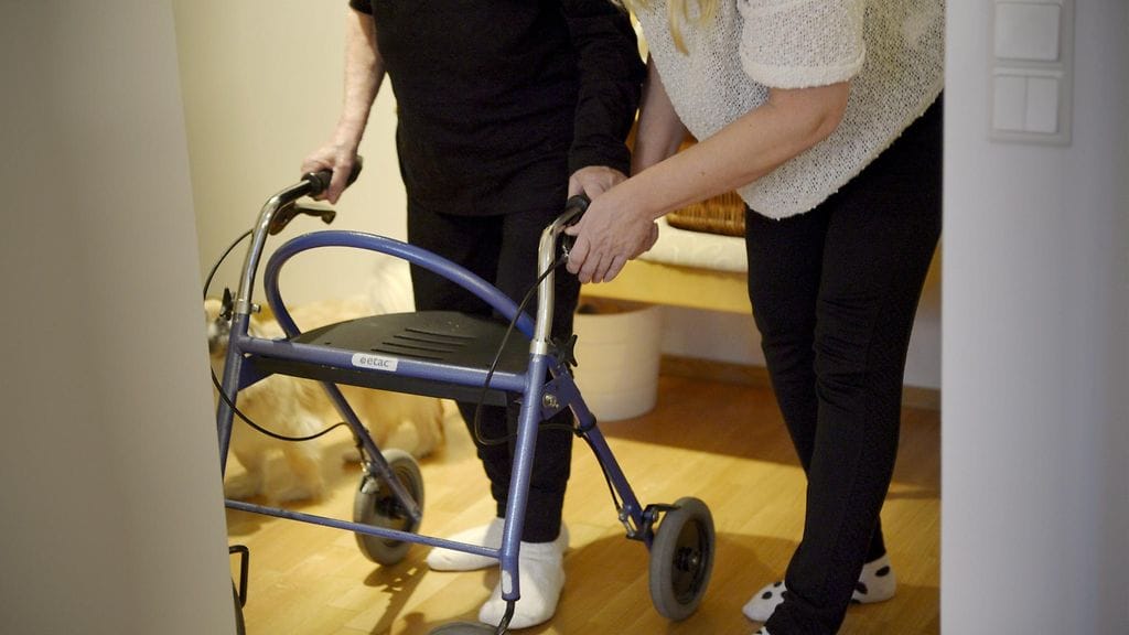 Terveys- ja sosiaalialan yritys Pihlajalinna kiistää hoitajien väitteet vanhusten hoito-oloista. Kuvituskuva.