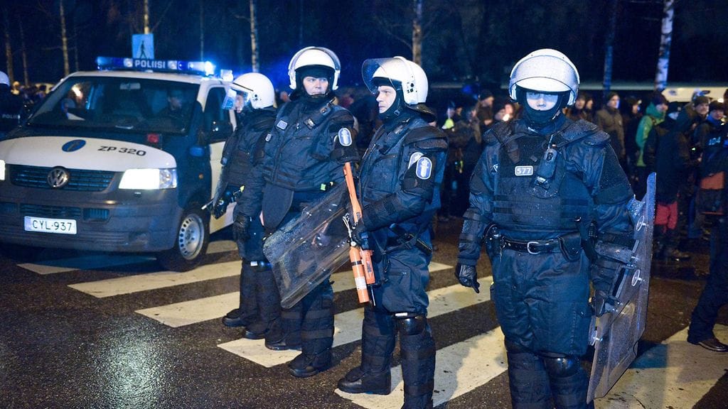 Poliisi käytti paineilma-asetta itsenäisyyspäivän mielenosoituksissa.