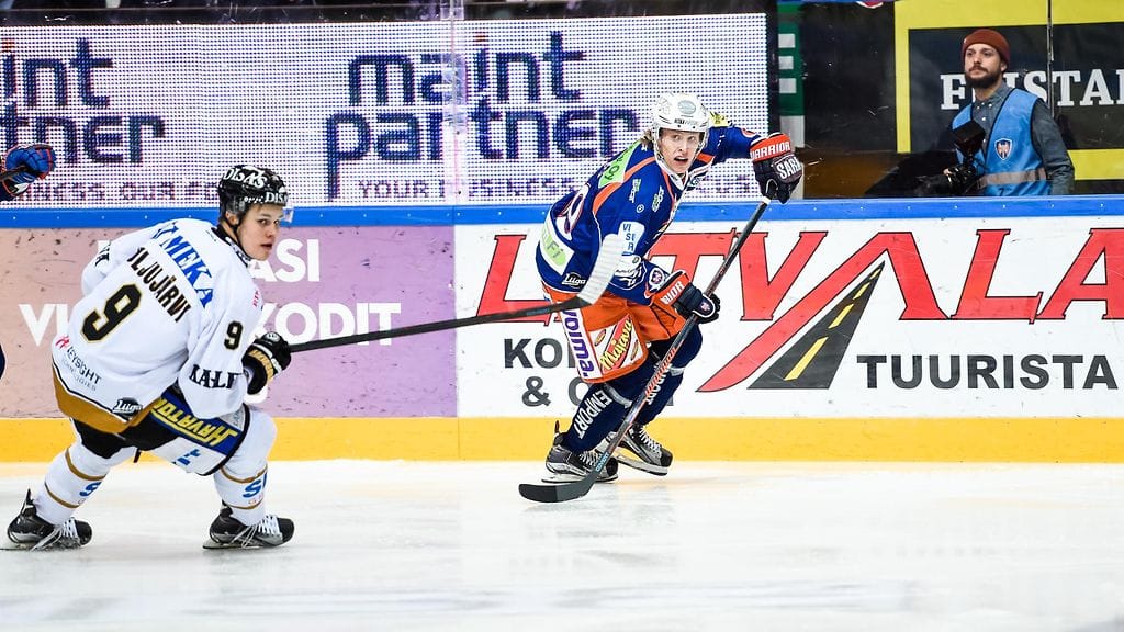 Jesse Puljujärvi ja Patrik Laine kohtasivat Tampereella. Laine syötti Tapparan 3-2-voittomaaliin.