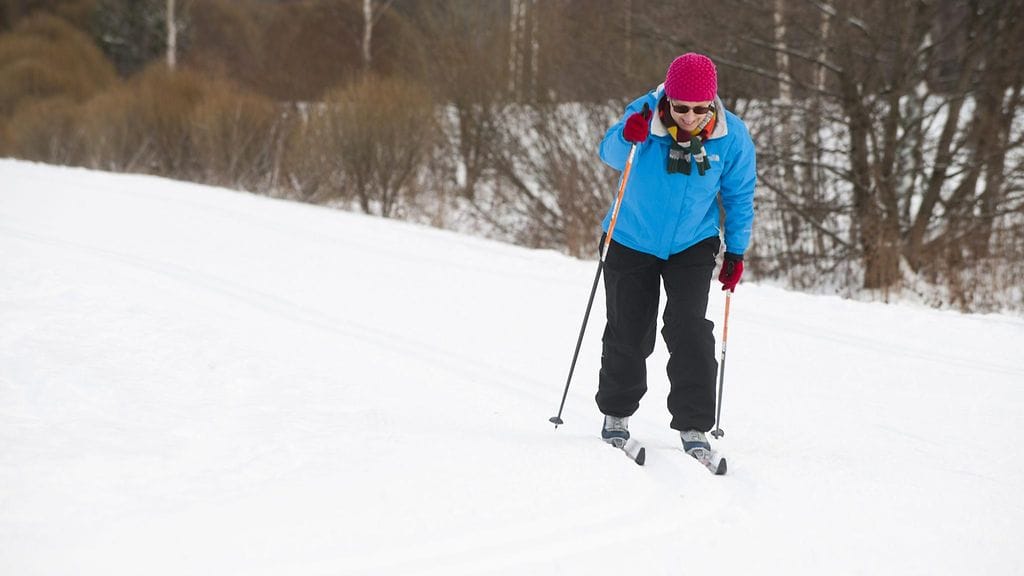 Hiihto sopii hyvin nivelrikkoa sairastavan talviharrastukseksi. Kuvituskuva.