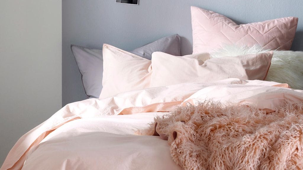 Vaaleanpunainen ja vaaleansininen ovat tulevan kevään hittivärejä. Kuva Ellos.