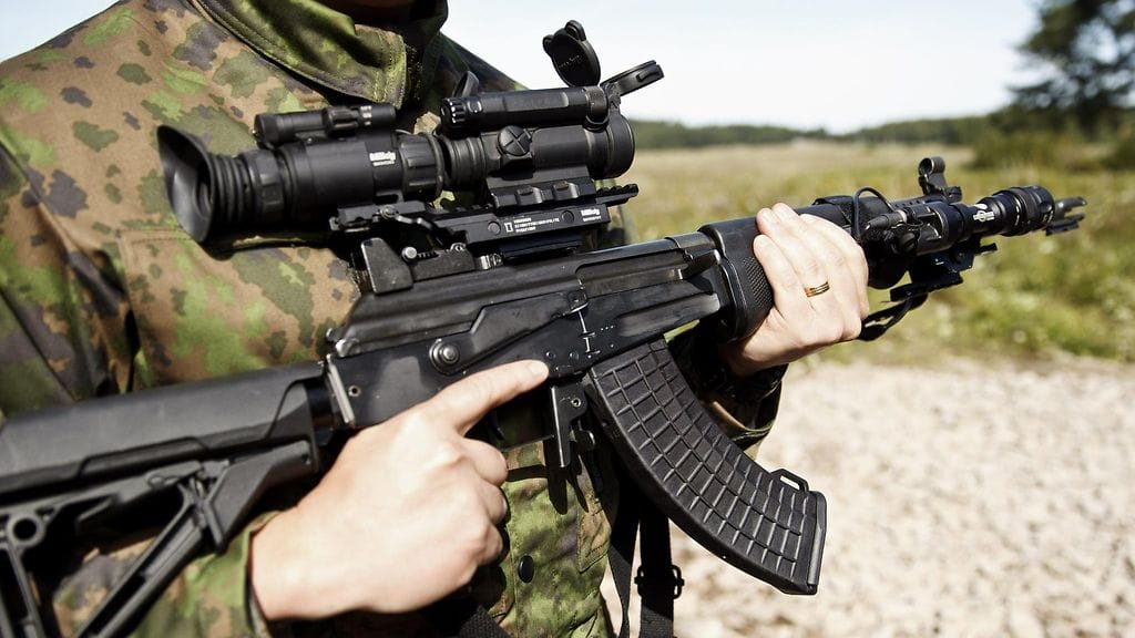 Rynnäkkökivääri 7.62  RK62M punapistetähtäimellä  esiteltiin Parolan Panssariprikaatissa 5. elokuuta 2015.