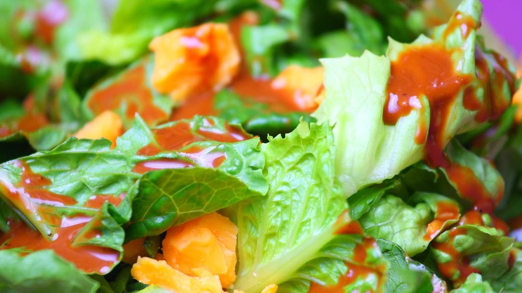 salaatinkastike lähikuva salaatista