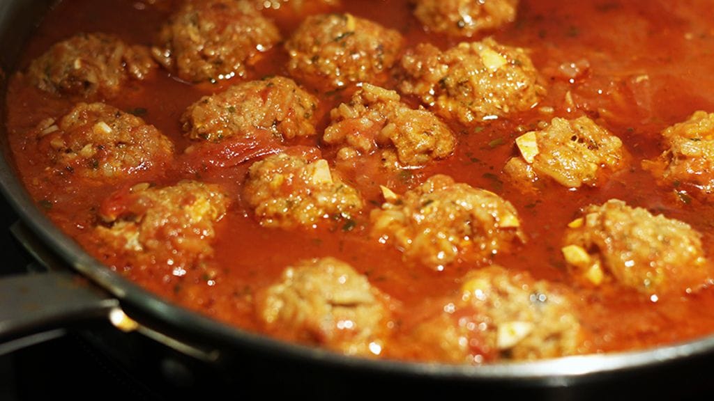 Kinnusen keittiössä lihapullat kypsyvät hieman eksoottisemmalla reseptillä.