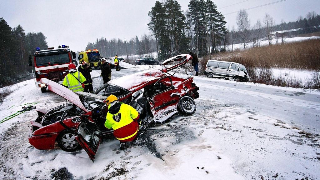Kauhavalla 27. maaliskuuta 2008 sattuneessa nokkakolarissa kuoli kaksi ja loukkaantui vakavasti kolme ihmistä. Kolarissa kantatie 63:lla olivat osallisena tilataksi ja henkilöauto.