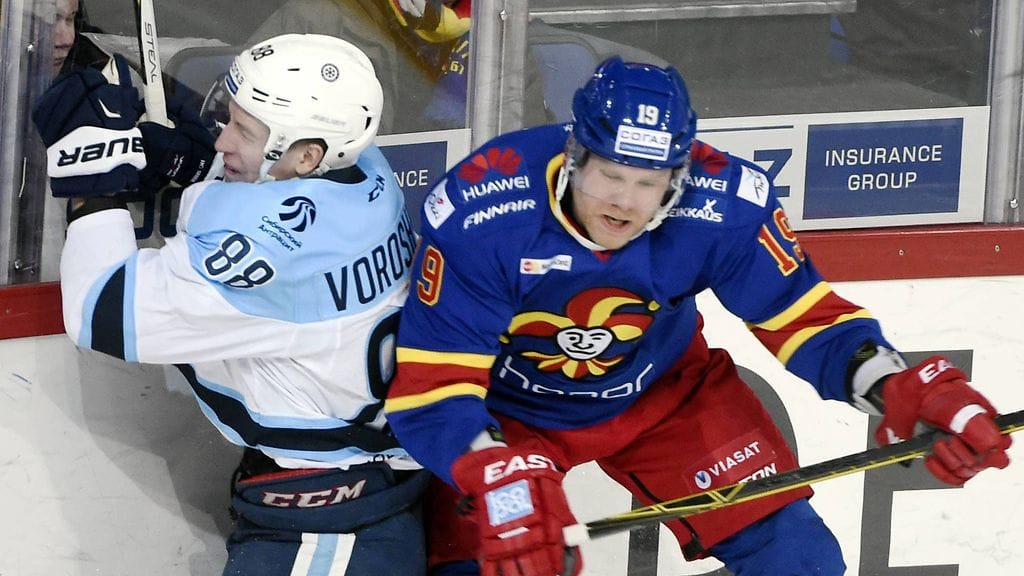 Jokereiden Roope Talaja taklaa Sibirin Artem Voroshiloa.