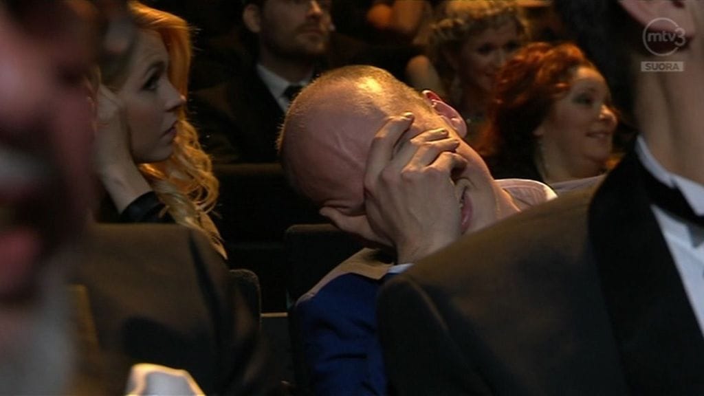 Riku Nieminen nauroi Kultainen Venla -gaalassa Riitta Väisäsen puheen aikana.