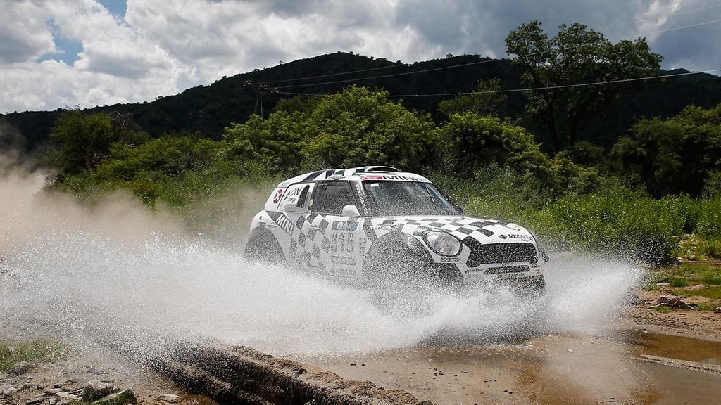 Mikko Hirvonen Dakarin haasteissa perjantaina.