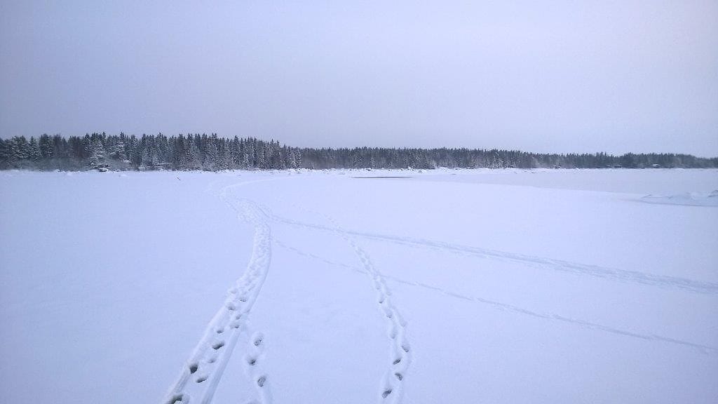 Moottorikelkkailija putosi jäihin tänään Turussa noin 200 metrin päässä Vallgrundin merivartioaseman edustalta. Rajavartiolaitoksen kuva turman tapahtumapaikalta.