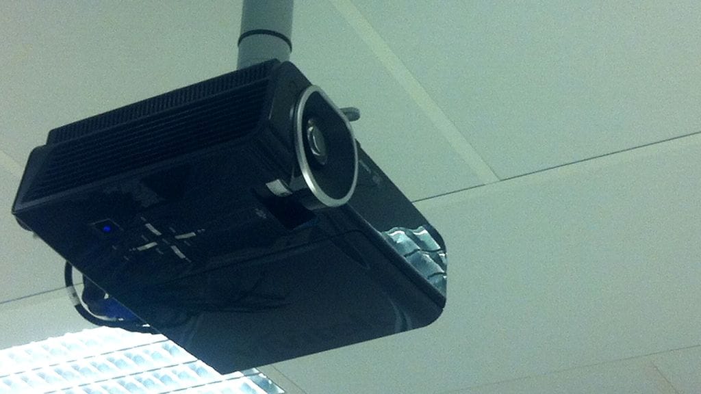 Pornosivuilla kokeen aikana vieraillut opettaja oli unohtanut, että hänen tietokoneensa oli yhä kytkettynä projektoriin. Kuvituskuva.