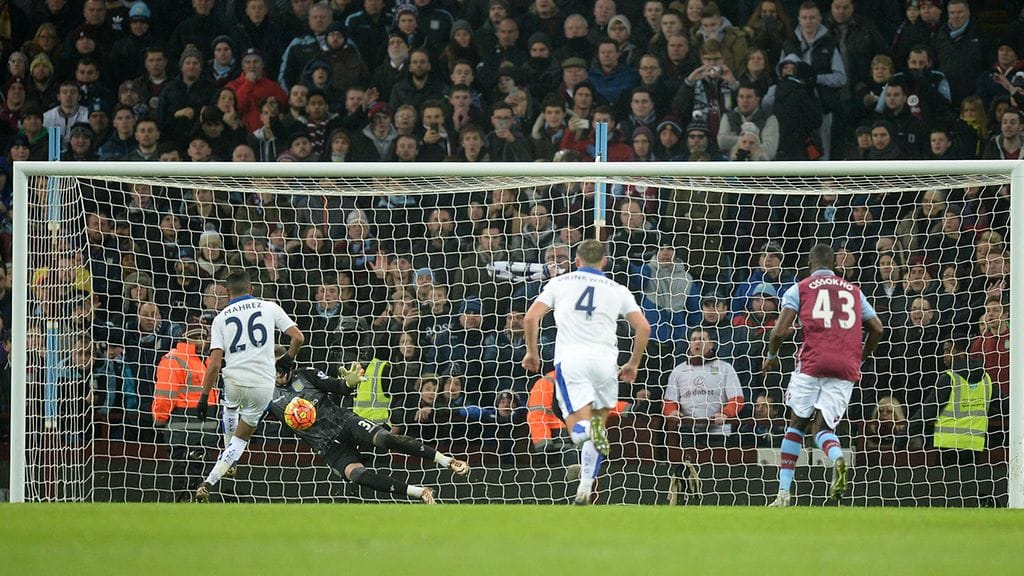 Aston Villan maalivahti Mark Bunn torjui jalallaan Riyad Mahrezin laukoman rangaistuspotkun.