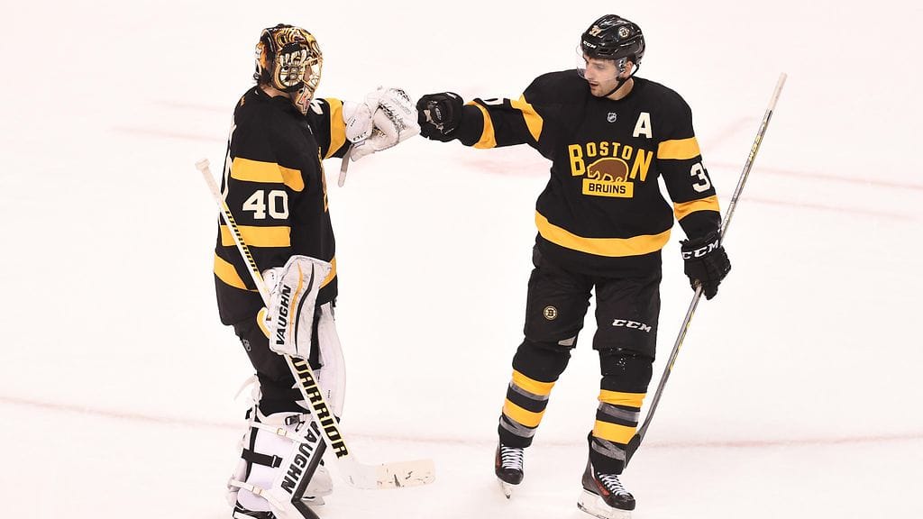 Tuukka Rask sai voitto-onnittelut Patrice Bergeronilta.