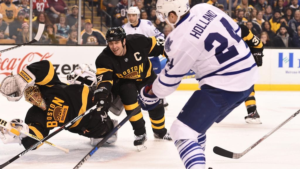 Tuukka Rask sukelsi ja pysäytti Peter Hollandin