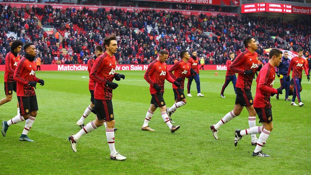 Manchester Unitedin pelaajat marssimassa Liverpoolin Anfield Roadin stadionille.