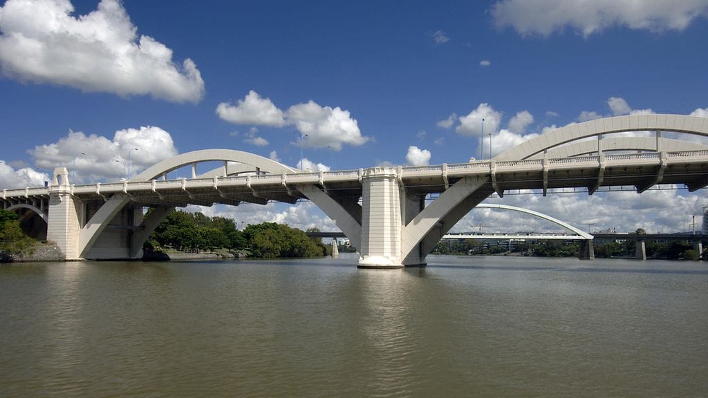 Poliisin mukaan mies oli ottanut muutaman metrin juoksuvauhdin hyppyynsä, loikannut William Jolly Bridgen kaiteen yli ja painunut veden alle.
