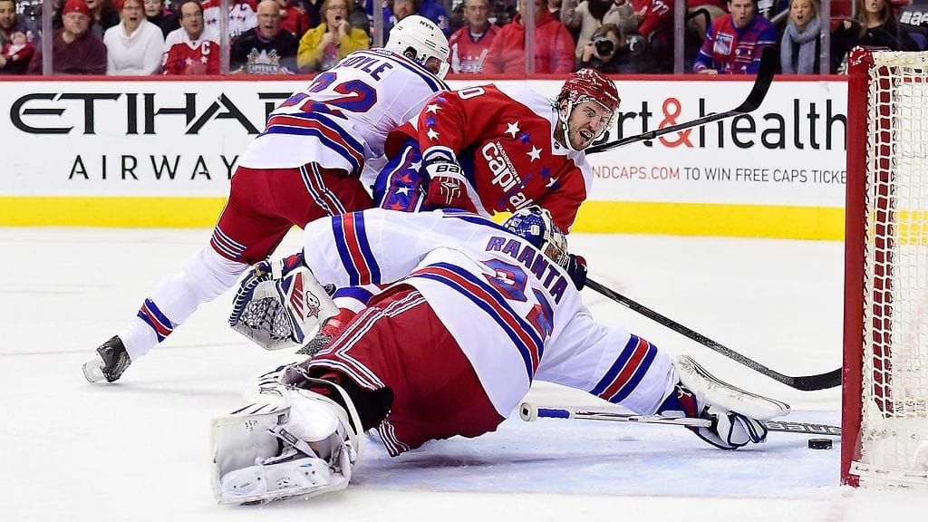 Antti Raanta venyi Mike Richardsin yrityksen tielle.