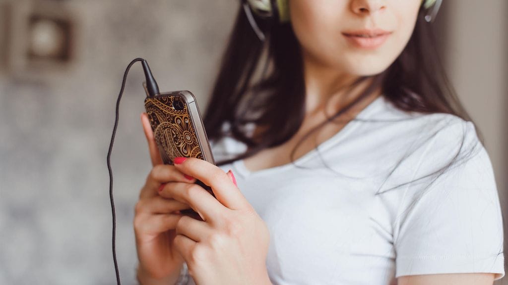 Kuulokkeet päässä liikkuvat teinit kiristävät vanhempiensa hermoja, mutta ovat myös vaaraksi liikenteelle.