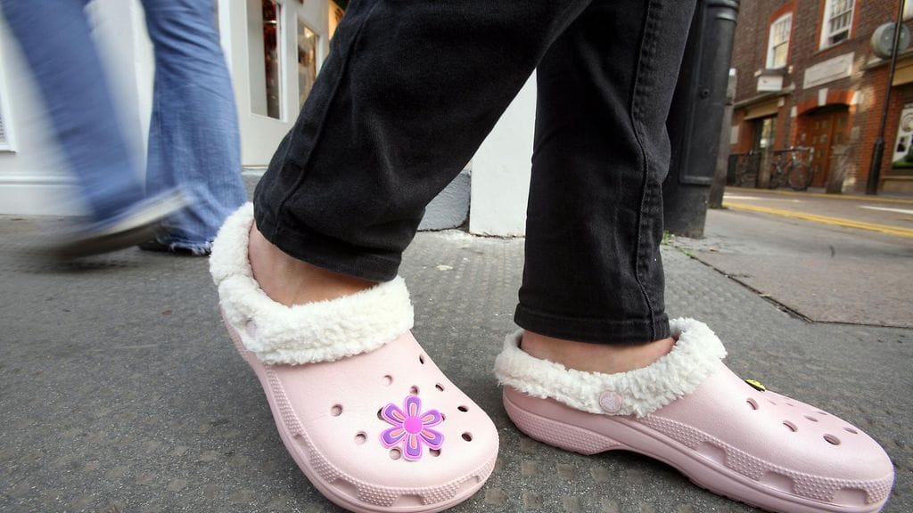 Crocsit näkyivät katukuvassa vielä kymmenen vuotta sitten, mutta nykyisin niitä näkee lähinnä kesämökeillä.