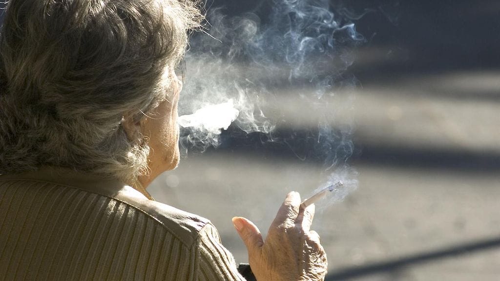 Tutkimuksen mukaan isovanhempien tupakointi lisää lastenlasten tupakointia myös vanhempien tupakoinnista riippumatta. Kuvituskuva.