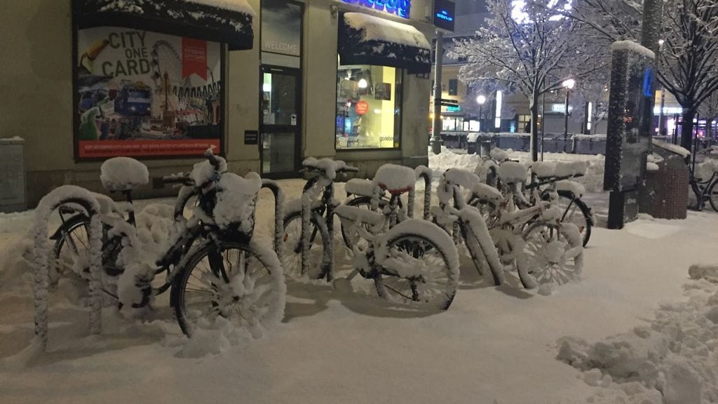 Polkupyörilläkään liikkuminen ei ollut helpoin vaihtoehto runsaan lumisateen vuoksi.