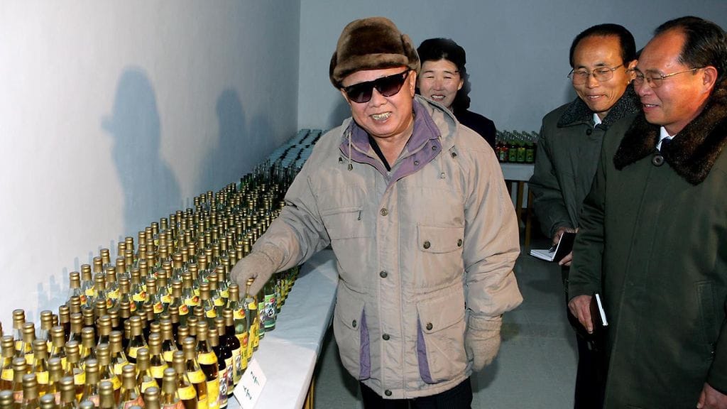 Pohjois-Korean johtaja Kim Jong Un vieraili Changsongin juomatehtaalla vuonna 2012 julkaistussa kuvassa.