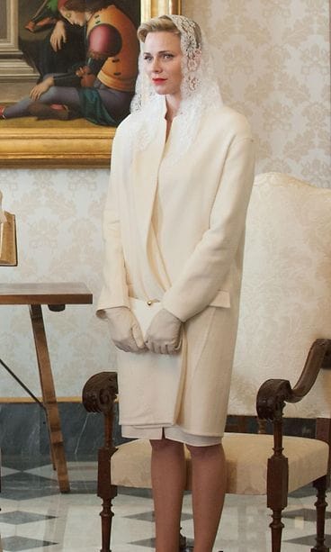 Charlene Vatikaanissa, valkoisissa