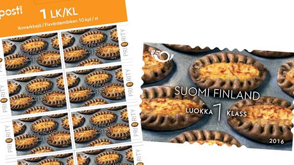 Karjalanpiirakkapostimerkki tulee myyntiin perjantaina 22. tammikuuta. Kohu nousi, kun kuvaan valittiin valmispiirakka.