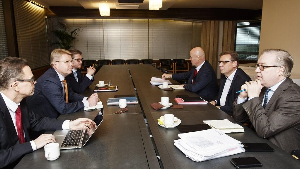 Vasemmalta, EK:n lakiasiainjohtaja Markus Äimälä, EK:n toimitusjohtaja Jyri Häkämies, kuntatyönantajien työmarkkinajohtaja Markku Jalonen, STTK:n puheenjohtaja Antti Palola, SAK:n puheenjohtaja Lauri Lyly ja Akavan puheenjohtaja Sture Fjäder (edessä oik.) neuvottelupöydässä 30. marraskuuta 2015.