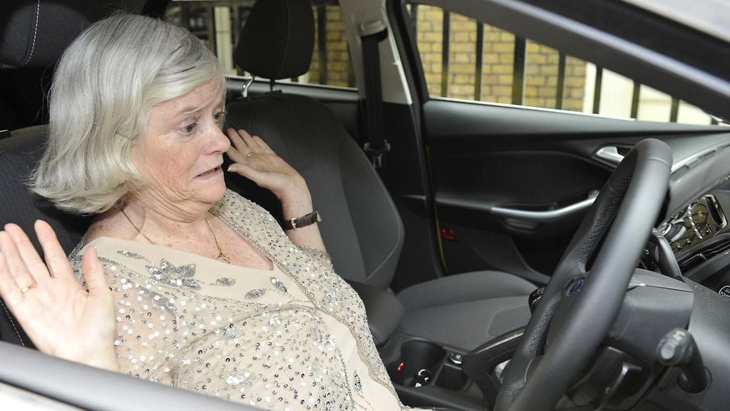 Brittipoliitikko Ann Widdecombe kokeilemassa pysäköintiavustinta.