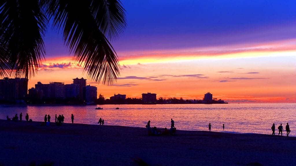 Auringonlasku San Juanissa Puerto Ricossa.
