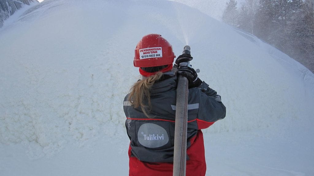 Juualle rakennettavasta jääsillasta tulee ennätyspitkä. Kova pakkanen on vaikeuttanut rakennustöitä.