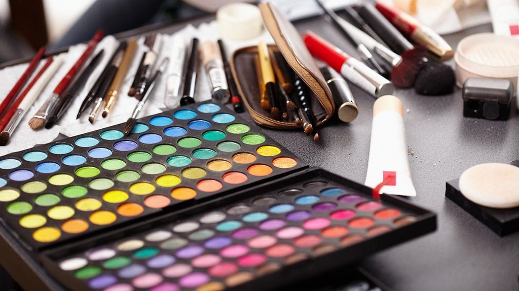 Mies käyttää välipalojen pakettien ulkonäköä hyväksi meikkiluomuksissaan.