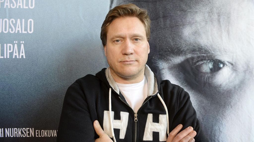 Samuli Edelmann näyttelee kahden maan välissä asuvaa Viktor Kärppää.