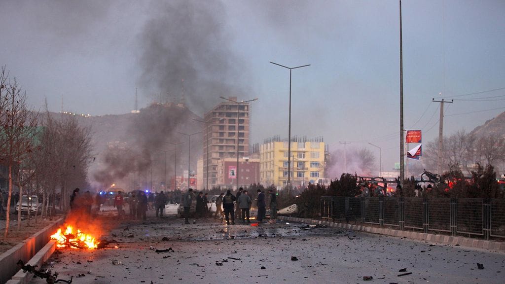 Afganistanilaiset sotilaat tutkivat paikkaa, jossa tehtiin itsemurhaisku 20. tammikuuta 2016.