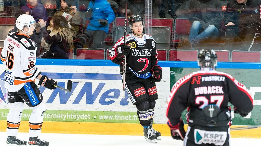 Anssi Löfman (keskellä) oli juhlituin sankari Jyväskylässä.